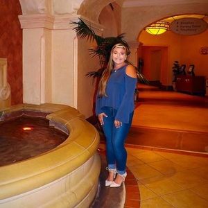 Hollister cold shoulder shirt large